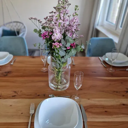 Moderne Mit Parkplatz Und Kaffeevollautomat *