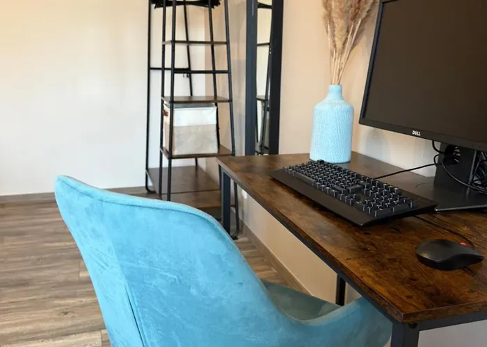 Moderne Mit Parkplatz Und Kaffeevollautomat